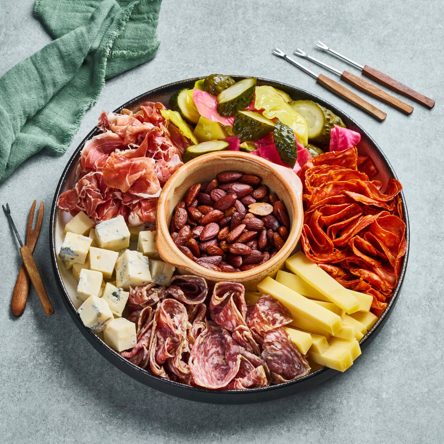 Snacksfat med spekemat og ost